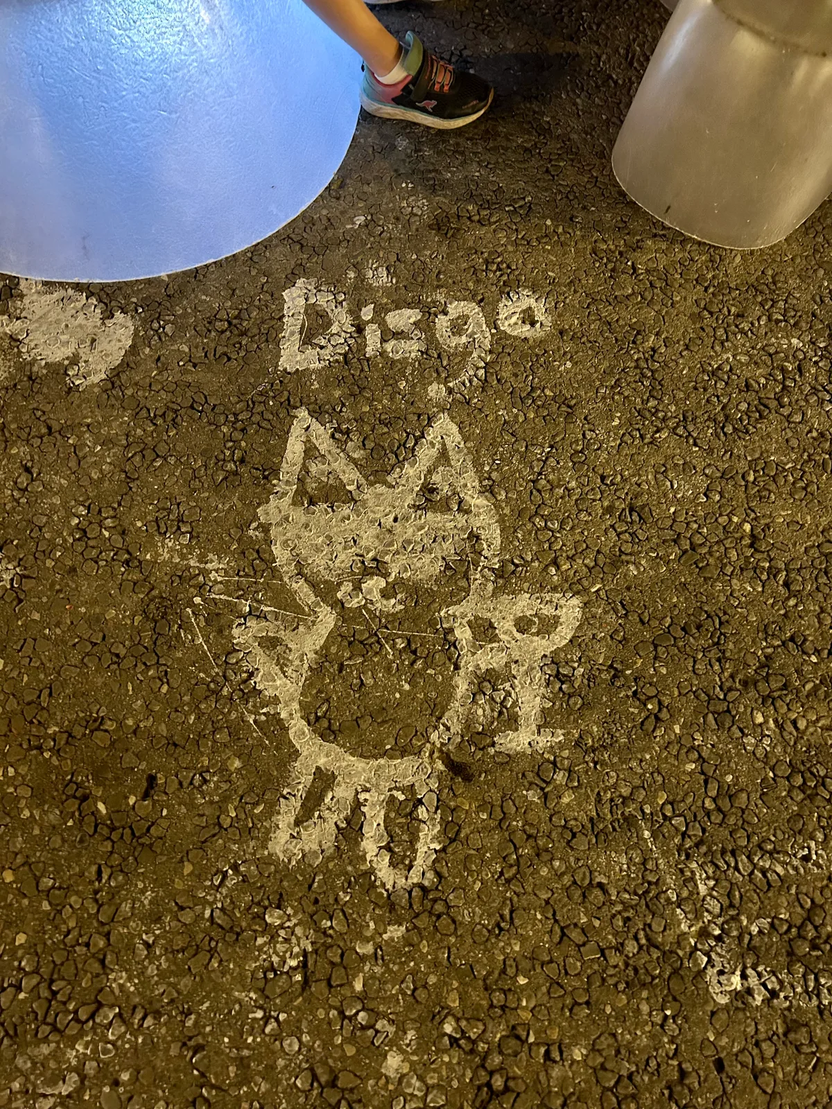 Man sieht eine Zeichnung auf dem Boden.